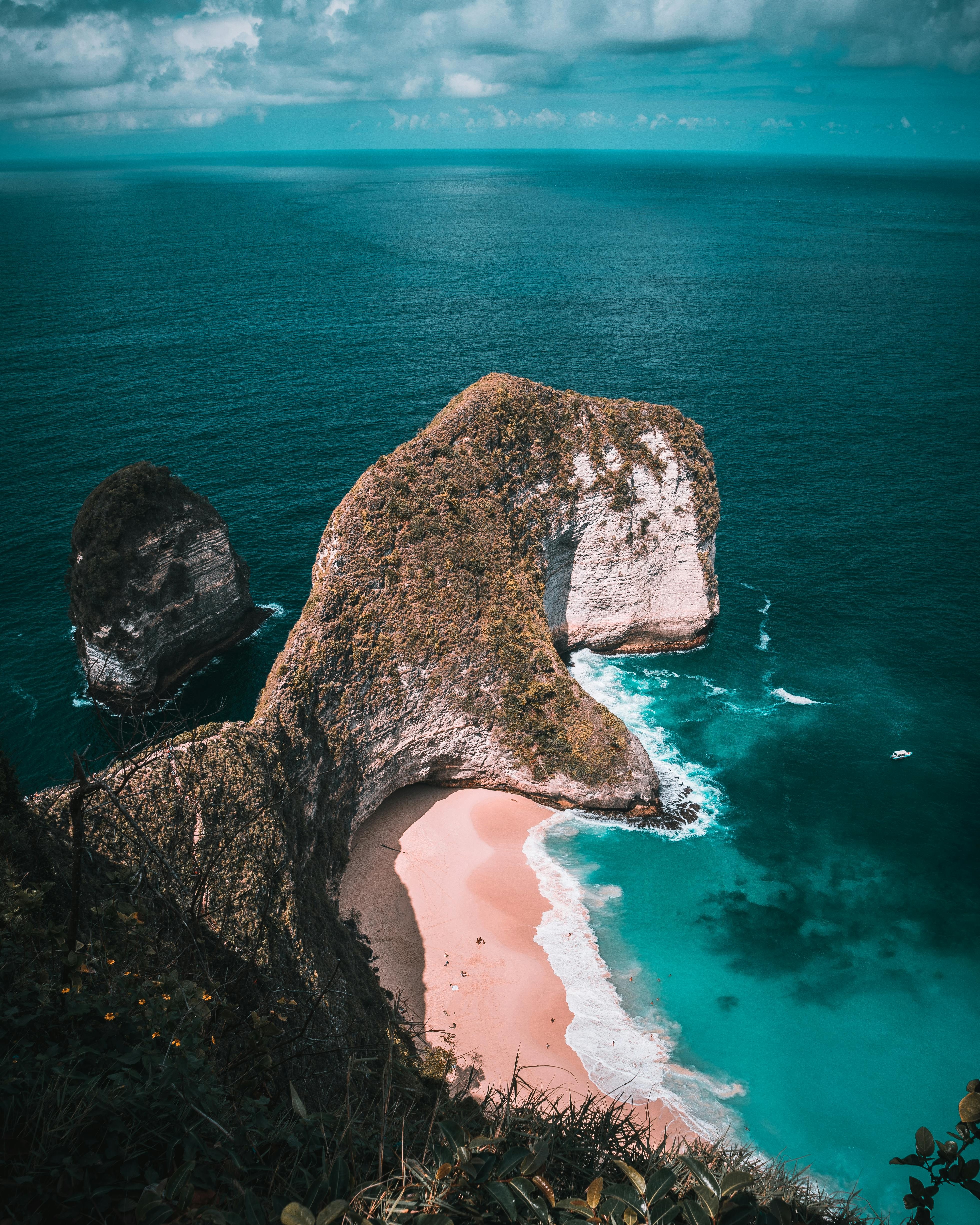 ["rock","ocean"]