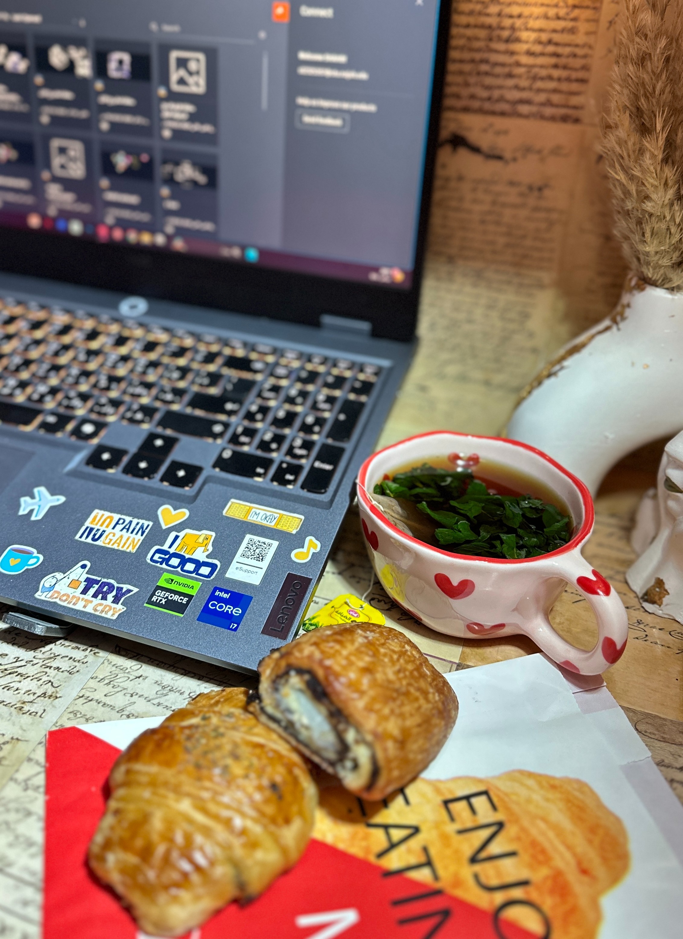 ["tea","computer","laptop","croise","cup","table"]