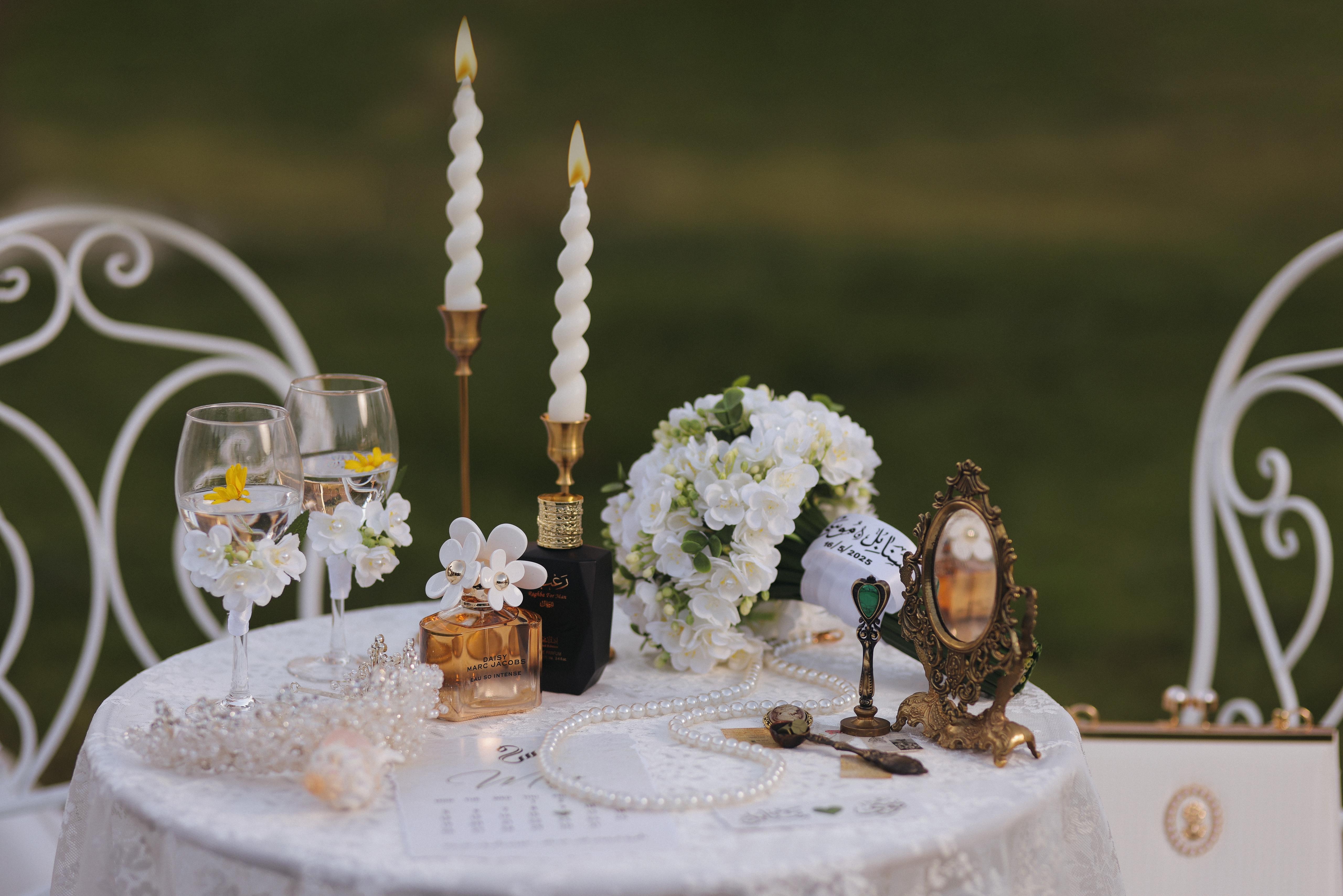 ["cloth","candle","table"]