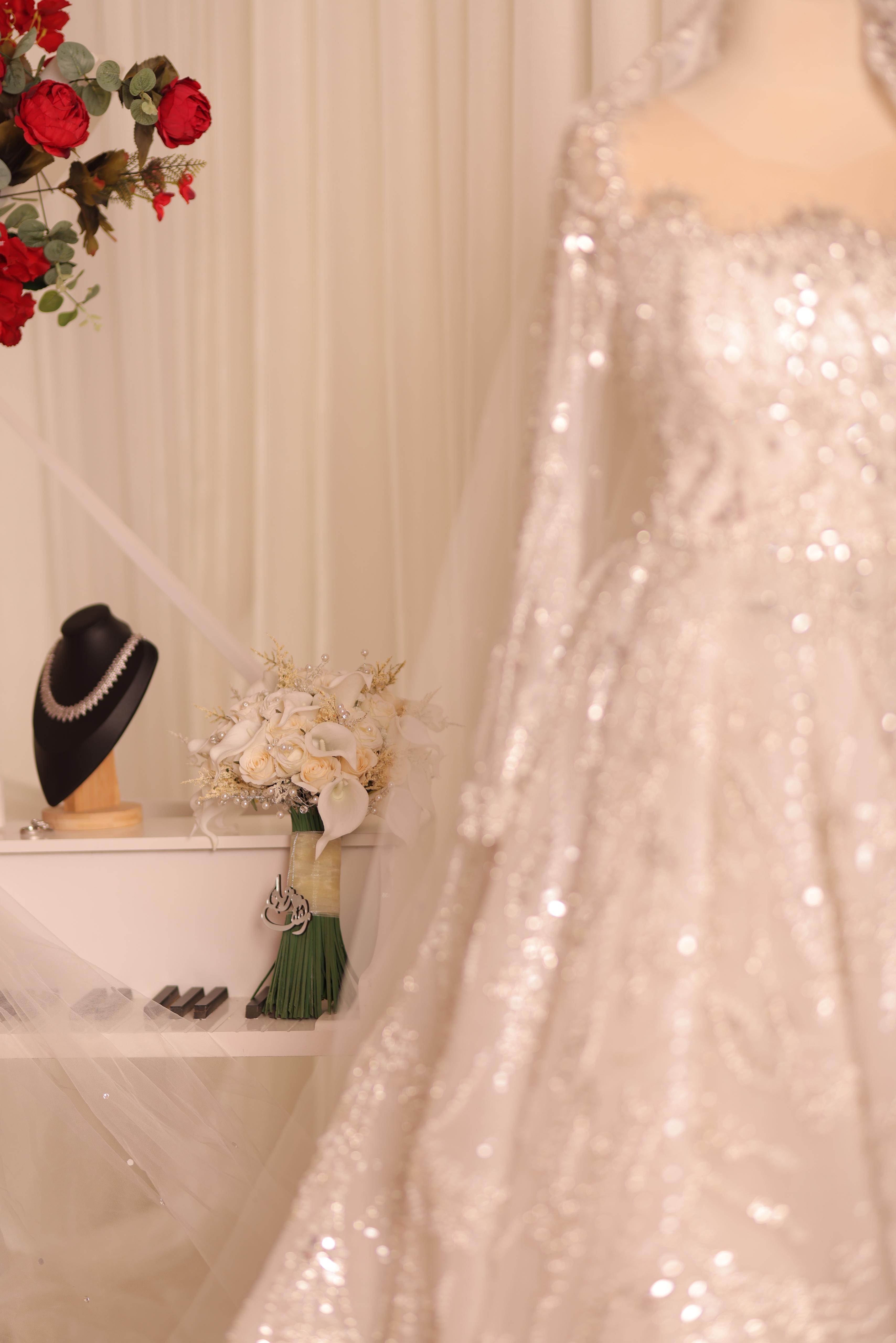 ["dress","display","shoes","room"]