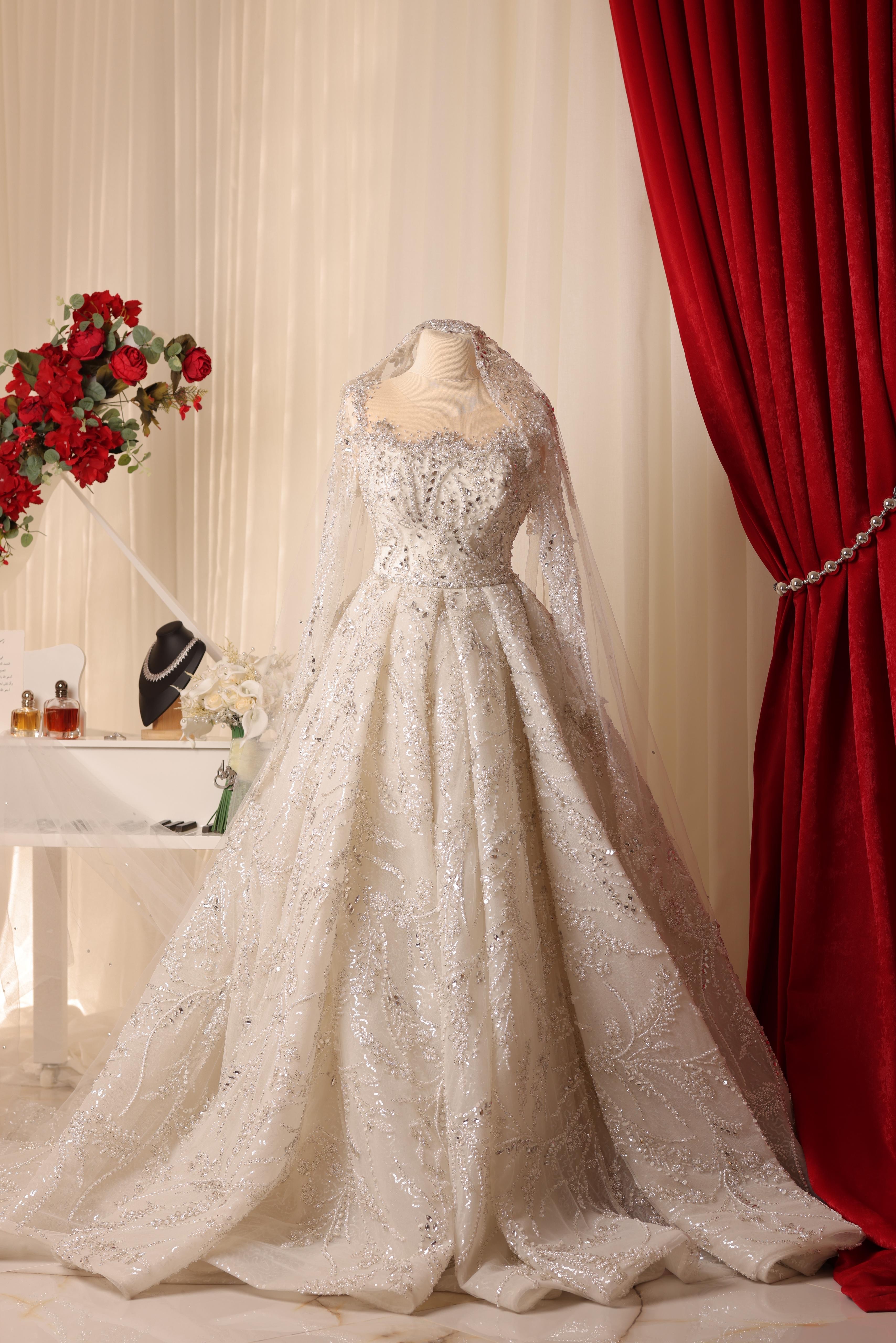 ["dress","display","curtain","wedding"]